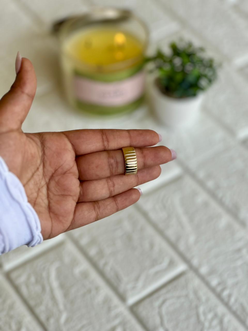 Ribbed Band Ring - Gold
