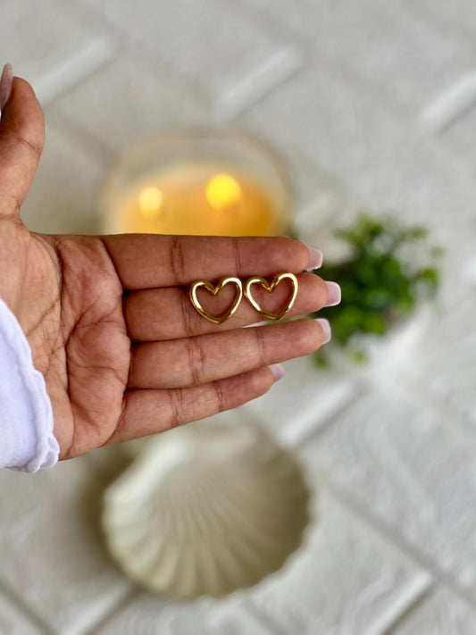Minimal Heart Stud Earrings - Gold