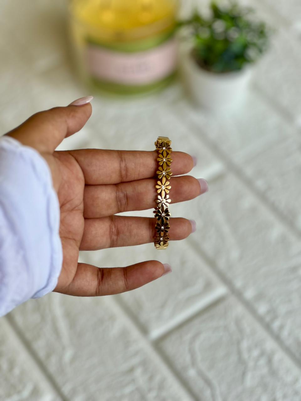 Golden Daisy Kada